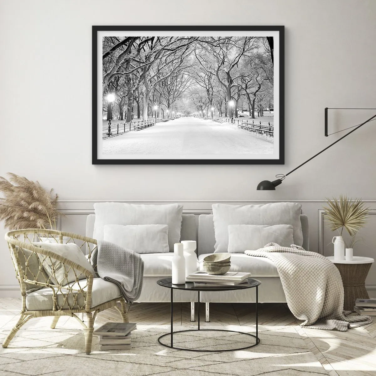 Póster en marco negro - Un callejón invernal con árboles cubiertos de nieve en monocromo. - 70x50cm - Cuatro estaciones - invierno - Decoración de pared moderna para salón y dormitorio ARTTOR