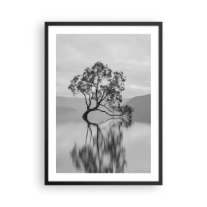 Póster en marco negro - Un árbol solitario reflejado en el agua tranquila. - 50x70cm - Existe tal lugar en el mundo - Decoración de pared moderna para salón y dormitorio ARTTOR