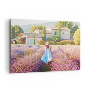 Cuadro sobre lienzo - Impresión de Imagen - Una mujer con un vestido azul caminando por un campo de lavanda con vistas a una casa. - 100x70cm - La chica de la lavanda - Decoración de pared moderna para salón y dormitorio ARTTOR