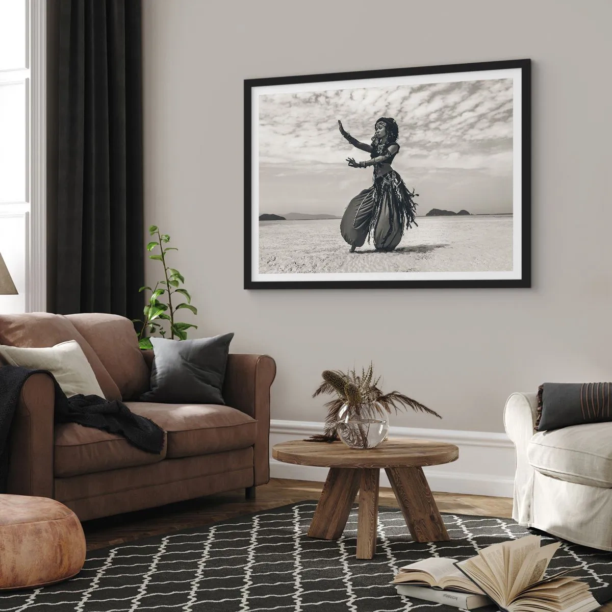 Póster en marco negro - Bailarina exótica con el desierto como telón de fondo - 70x50cm - Danza de las Islas del Sur - Decoración de pared moderna para salón y dormitorio ARTTOR