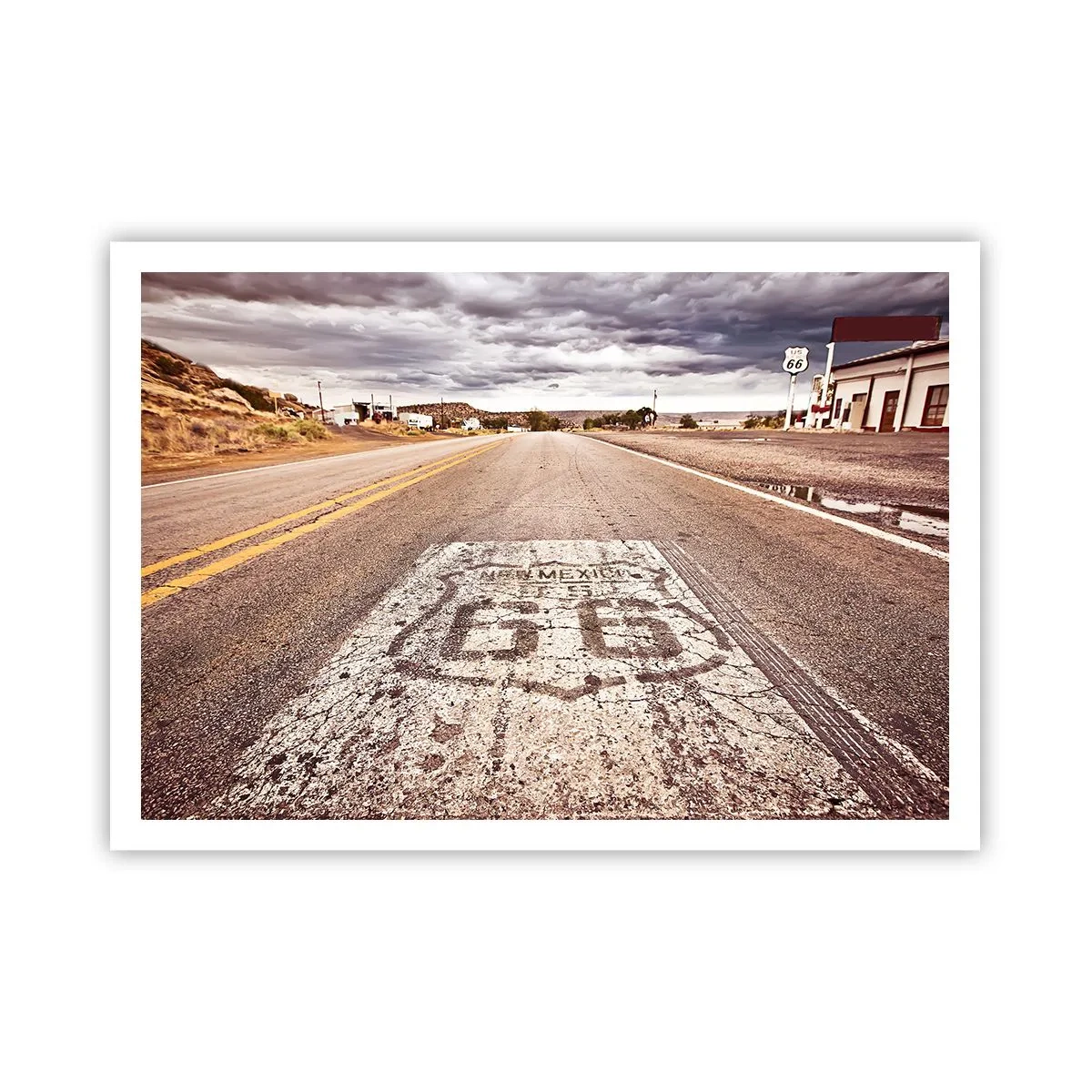 Póster - Ruta 66 en un clima desértico con un cielo pintoresco - 100x70cm - Mother Road: una leyenda americana - Decoración de pared moderna para salón y dormitorio ARTTOR