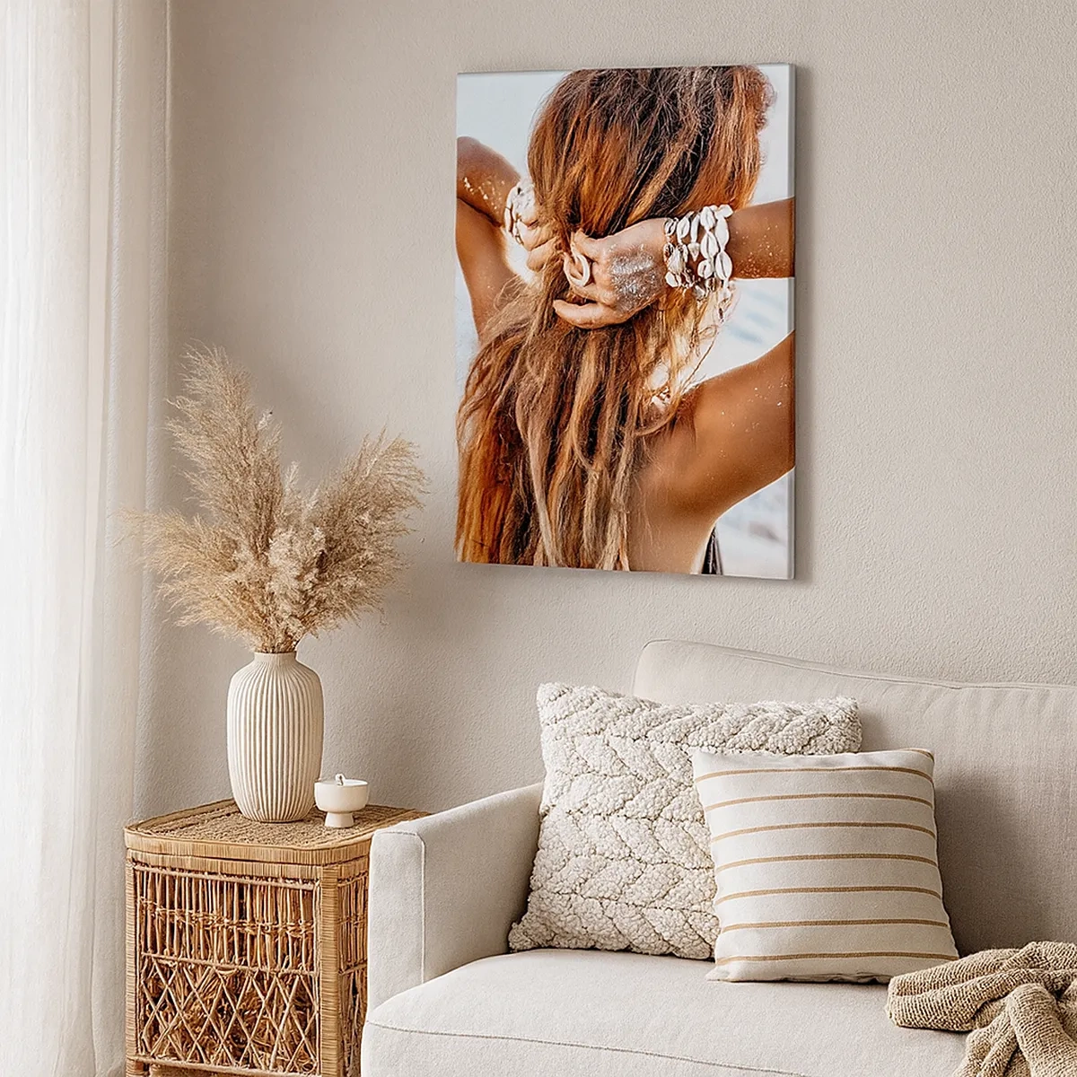 Cuadro sobre lienzo - Impresión de Imagen - Una mujer en la playa con su cabello ondeando al sol. - 50x70cm - Hermanada con el agua y el sol - Decoración de pared moderna para salón y dormitorio ARTTOR