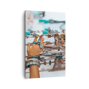 Cuadro sobre lienzo - Impresión de Imagen - Una mano adornada con joyas boho con decoraciones en el fondo. - 80x120cm - Tesoros locales - Decoración de pared moderna para salón y dormitorio ARTTOR