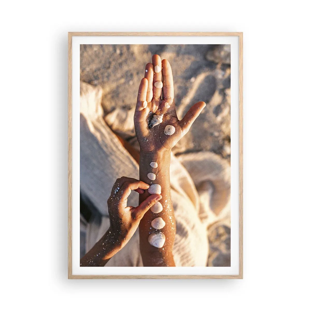 Póster en marco roble claro - La belleza al alcance de la mano - 70x100 cm