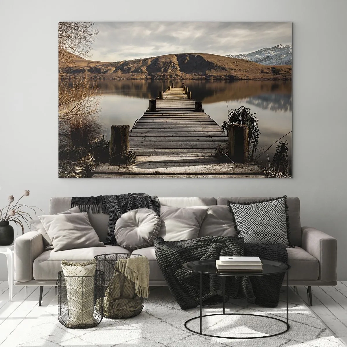 Cuadro sobre vidrio - Impresiones sobre Vidrio - Un embarcadero de madera sobre un lago con vistas a las montañas al fondo. - 120x80cm - Un paisaje en silencio - Decoración de pared moderna para salón y dormitorio ARTTOR