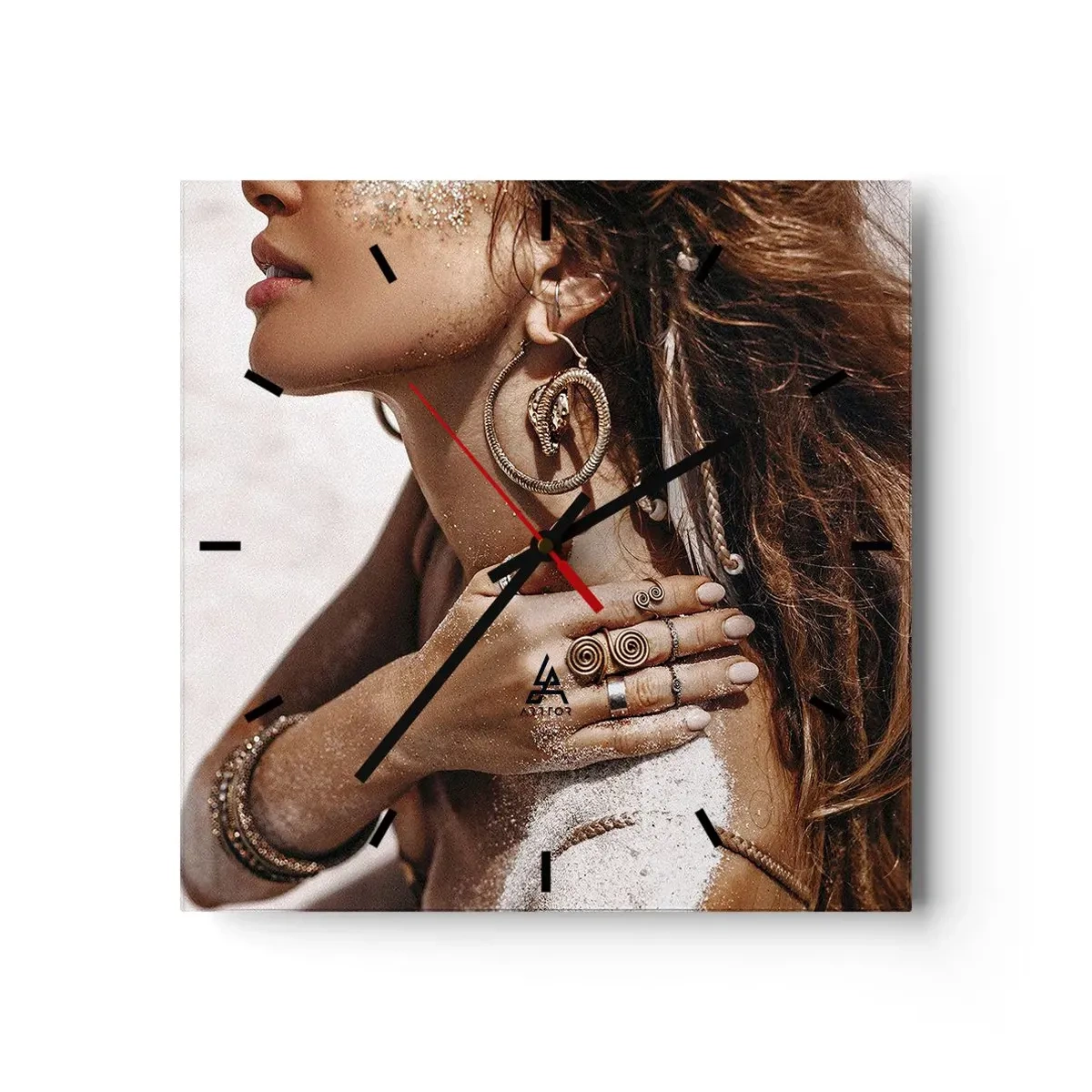 Reloj de pared - Reloj de vidrio - Mujer elegante con joyas sobre un fondo de arena clara. - 30x30cm - Reina de la playa salvaje - Decoración de pared moderna para salón y dormitorio ARTTOR
