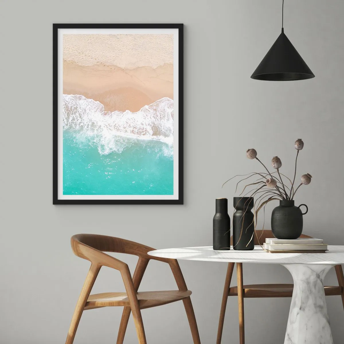 Póster en marco negro - Una playa con vistas a las olas del mar y arena dorada. - 50x70cm - Un toque acariciador - Decoración de pared moderna para salón y dormitorio ARTTOR