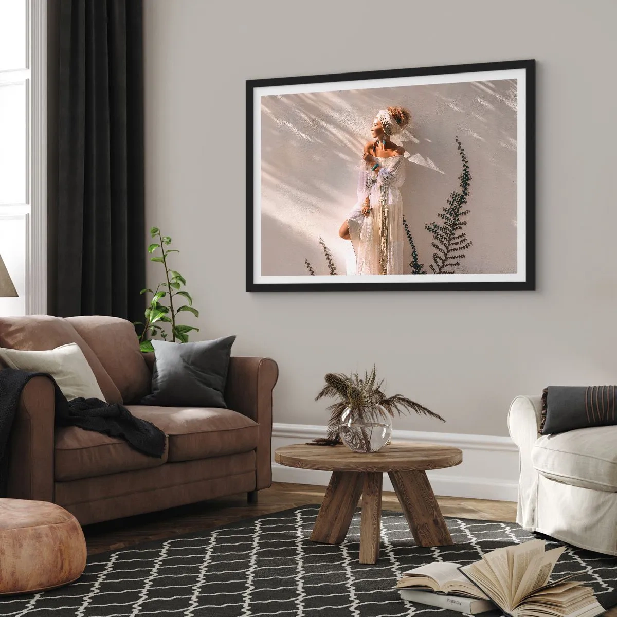 Póster en marco negro - Una mujer de estilo boho iluminada por los rayos del sol. - 70x50cm - El sol y la joven - Decoración de pared moderna para salón y dormitorio ARTTOR