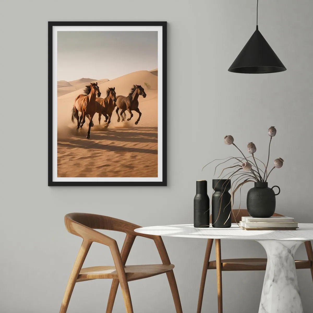 Póster en marco negro - Caballos galopando en el desierto bajo la cálida luz del atardecer. - 50x70cm - Libre como el viento - Decoración de pared moderna para salón y dormitorio ARTTOR