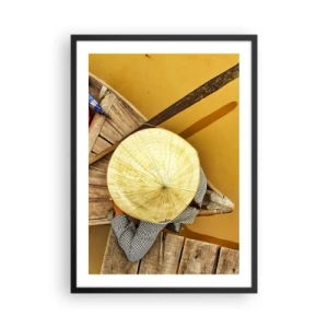 Póster en marco negro - Un sombrero tradicional con un barco de madera y agua como fondo. - 50x70cm - La vida en el río amarillo - Decoración de pared moderna para salón y dormitorio ARTTOR