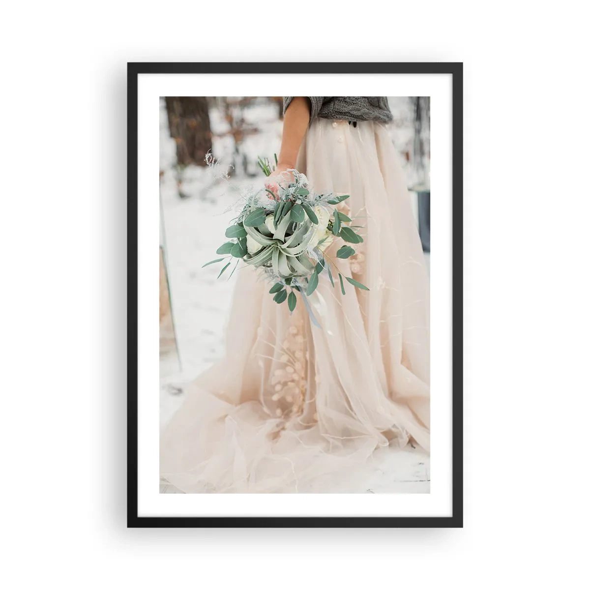 Póster en marco negro - Una novia con un vestido beige sosteniendo un ramo en la nieve. - 50x70cm - Y vivieron felices para siempre - Decoración de pared moderna para salón y dormitorio ARTTOR