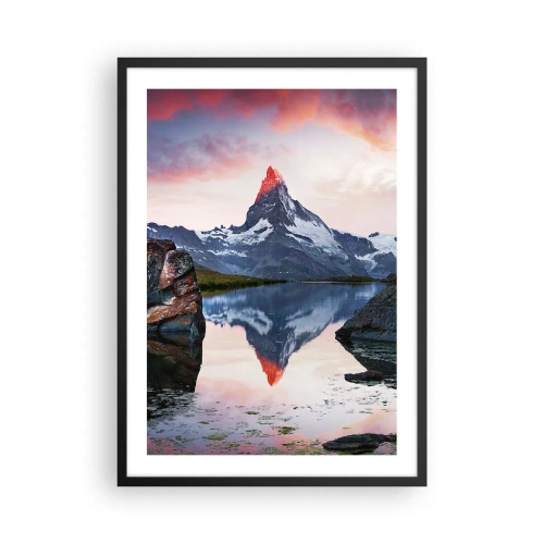 Póster en marco negro - Una montaña reflejada en un lago al atardecer. - 50x70cm - El corazón de las montañas arde - Decoración de pared moderna para salón y dormitorio ARTTOR