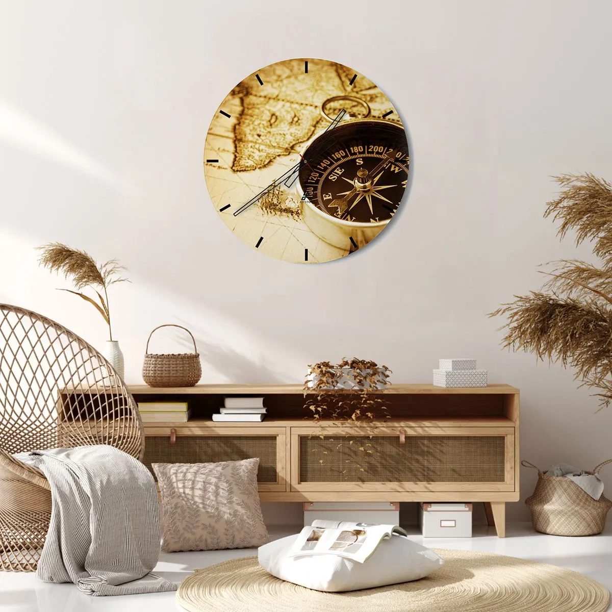 Reloj de pared - Reloj de vidrio - Una brújula sobre el fondo de un mapa antiguo en tonos cálidos. - 30x30cm - ¿Este u Oeste? - Decoración de pared moderna para salón, cocina y dormitorio ARTTOR
