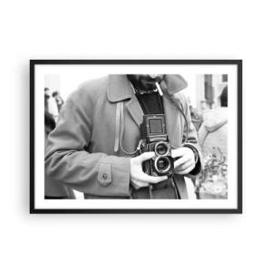 Póster en marco negro - Fotografía en blanco y negro de un hombre con una cámara retro. - 70x50cm - En estilo retro - Decoración de pared moderna para salón y dormitorio ARTTOR