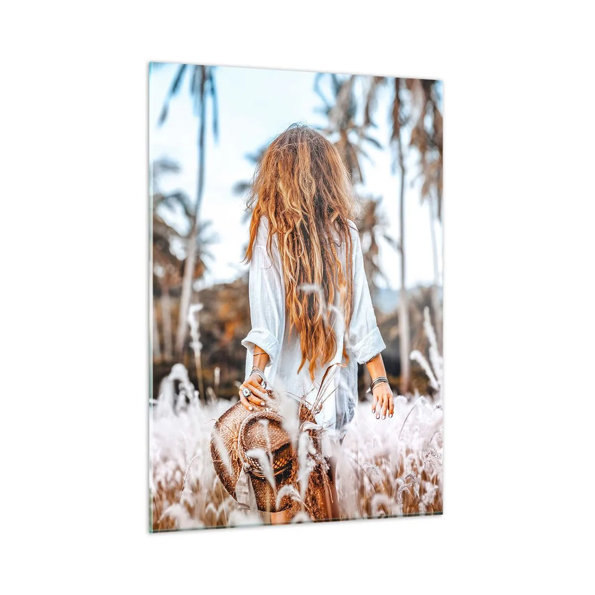Cuadro sobre vidrio - Impresiones sobre Vidrio - Una mujer en el césped con un sombrero en la mano contra un fondo de palmeras. - 50x70cm - Nacida en el plumón de la Tierra - Decoración de pared moderna para salón y dormitorio ARTTOR