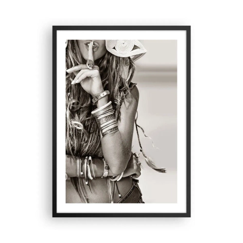 Póster en marco negro - Mujer elegante con joyas haciendo un gesto de silencio. - 50x70cm - Libertad natural - Decoración de pared moderna para salón y dormitorio ARTTOR