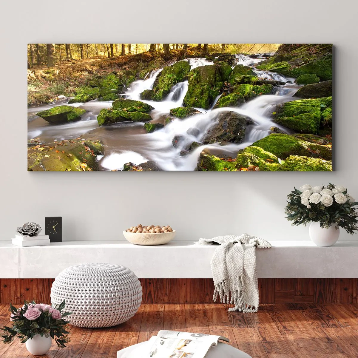Cuadro sobre lienzo - Impresión de Imagen - Un paisaje boscoso con una cascada rodeada de musgo. - 140x50cm - Atravesando el bosque otoñal - Decoración de pared moderna para salón y dormitorio ARTTOR