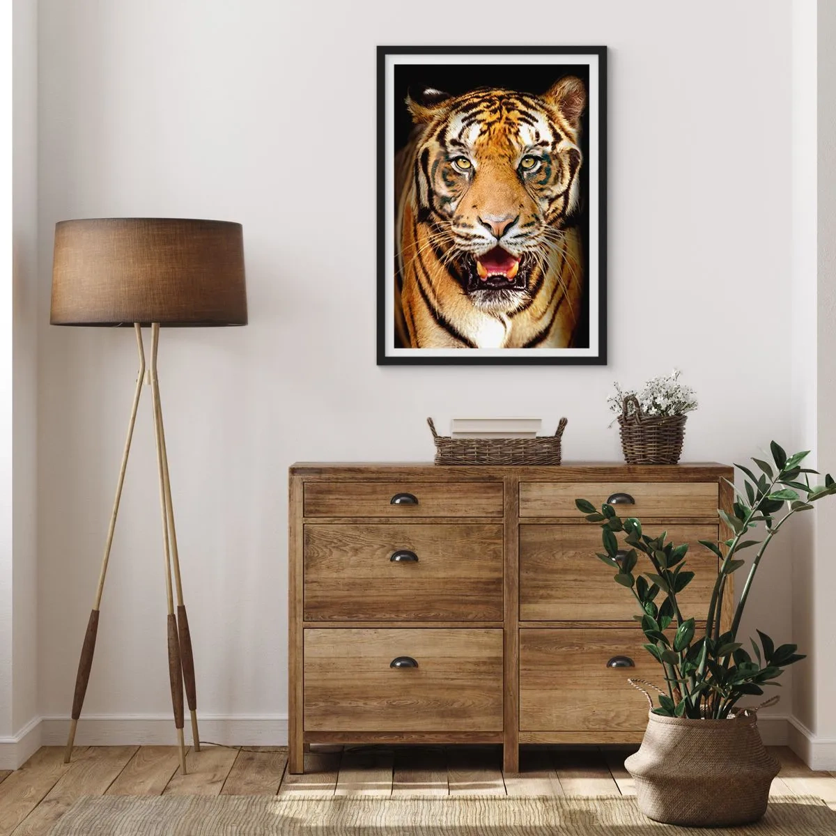 Póster en marco negro - Retrato de un tigre sobre fondo negro - 50x70cm - Salvaje de corazón - Decoración de pared moderna para salón y dormitorio ARTTOR
