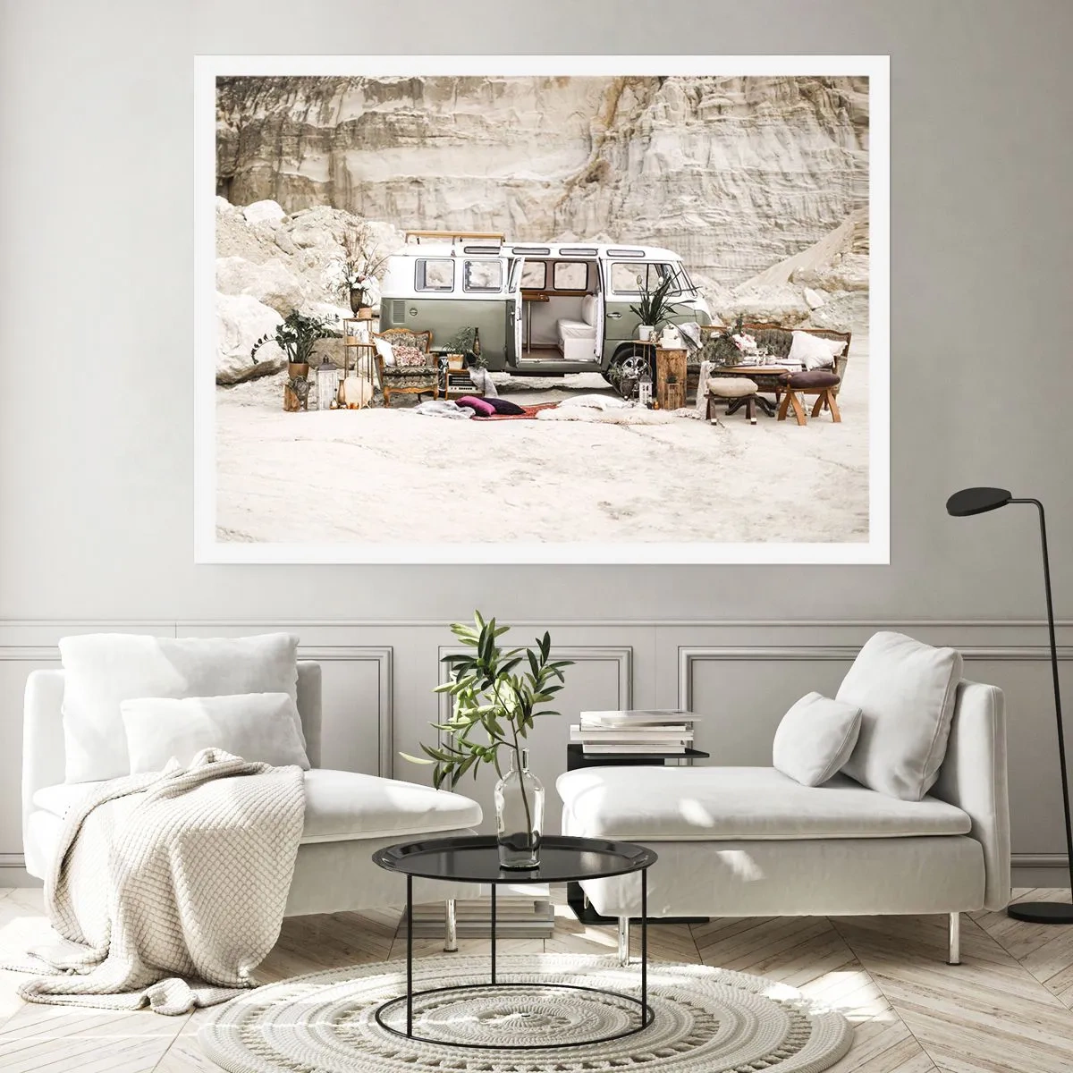 Póster - Una caravana retro con diseño boho frente a un paisaje rocoso. - 100x70cm - Hora de empezar el viaje - Decoración de pared moderna para salón y dormitorio ARTTOR