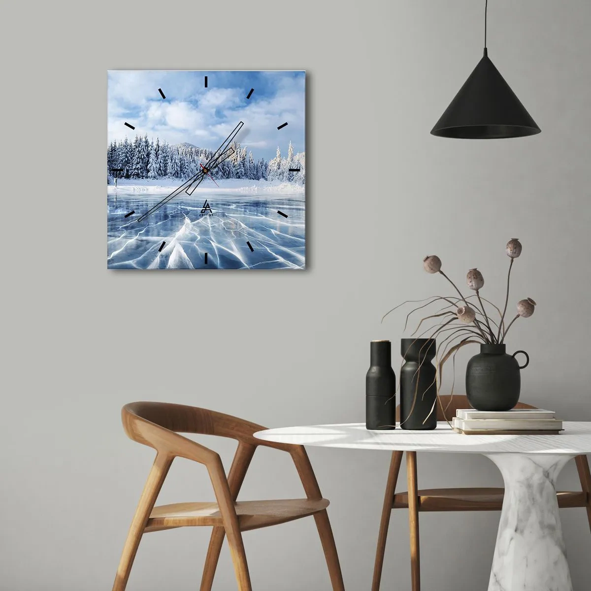 Reloj de pared - Reloj de vidrio - Un lago congelado rodeado de un bosque cubierto de nieve. - 30x30cm - Vista deslumbrante y cristalina - Decoración de pared moderna para salón y dormitorio ARTTOR