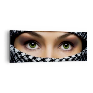 Cuadro sobre lienzo - Impresión de Imagen - Los ojos verdes de una mujer están ocultos tras una tela estampada en blanco y negro. - 140x50cm - Hermosa mirada de ojos verdes - Decoración de pared moderna para salón y dormitorio ARTTOR