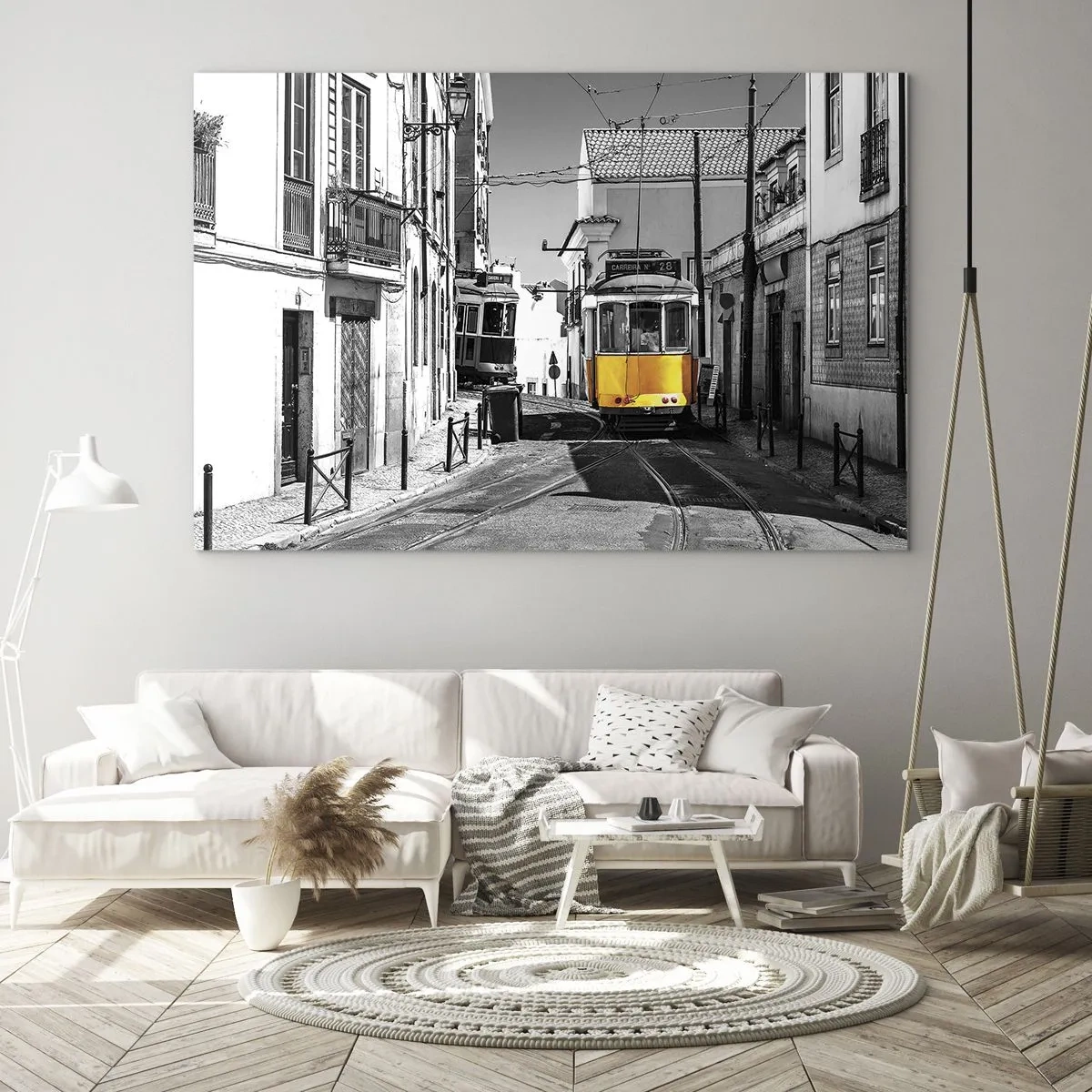 Cuadro sobre vidrio - Impresiones sobre Vidrio - Un tranvía amarillo en una calle blanca y negra de una ciudad europea. - 100x70cm - Espíritu de Lisboa - Decoración de pared moderna para salón y dormitorio ARTTOR