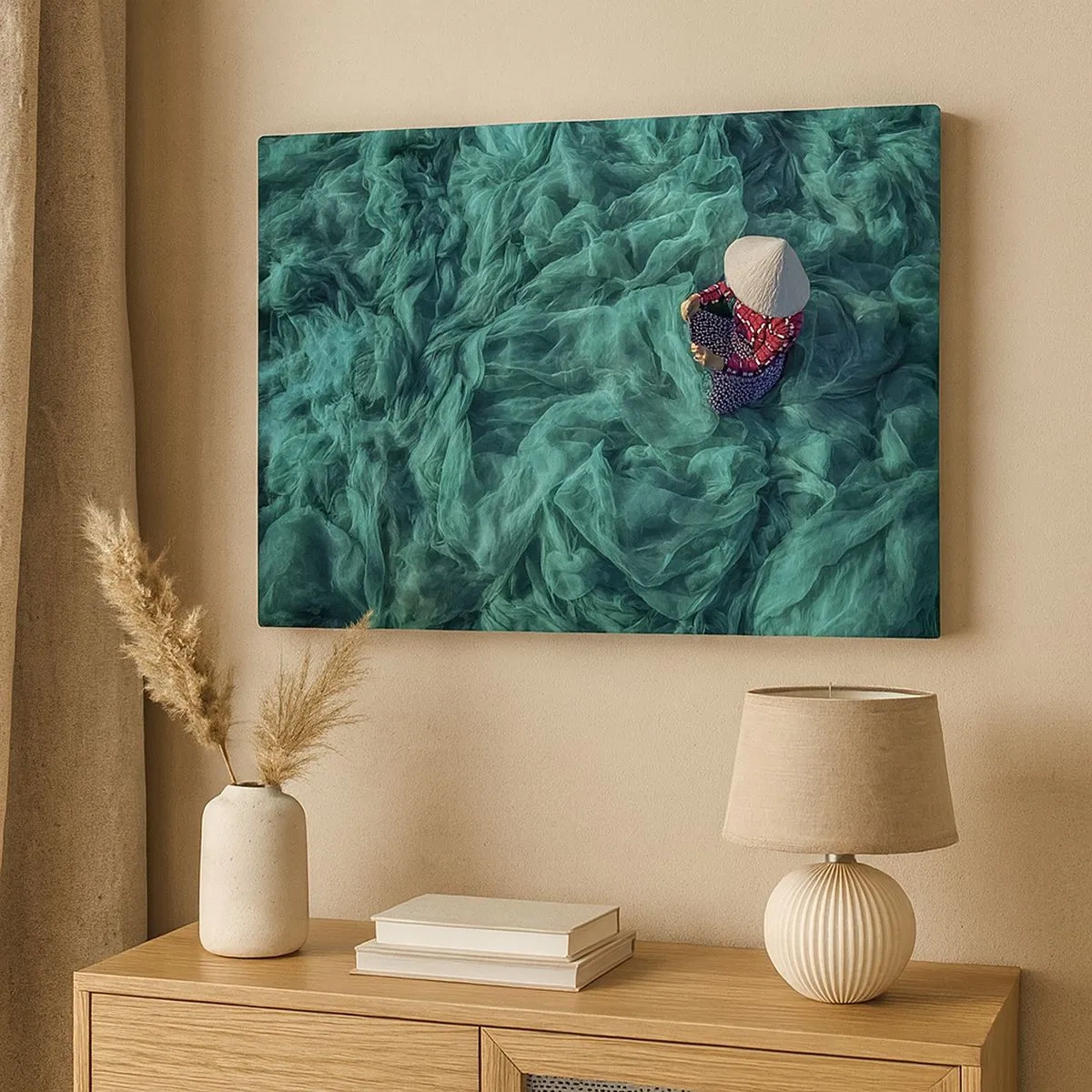 Cuadro sobre lienzo - Impresión de Imagen - Una persona con sombrero entre redes de pesca verdes. - 70x50cm - En un mar de redes - Decoración de pared moderna para salón y dormitorio ARTTOR