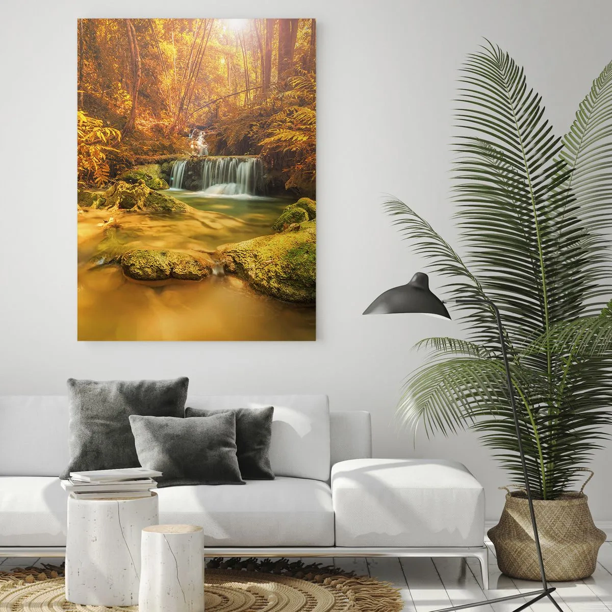 Cuadro sobre vidrio - Impresiones sobre Vidrio - Una cascada dorada en un bosque otoñal rodeado de vegetación. - 80x120cm - Cascada forestal en oro - Decoración de pared moderna para salón y dormitorio ARTTOR