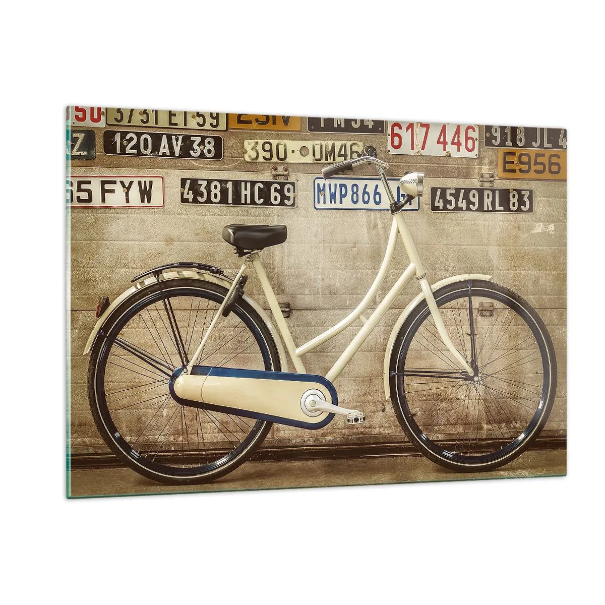 Cuadro sobre vidrio - Impresiones sobre Vidrio - Una bicicleta vieja contra una pared con matrículas. - 120x80cm - No hay complejos - Decoración de pared moderna para salón y dormitorio ARTTOR