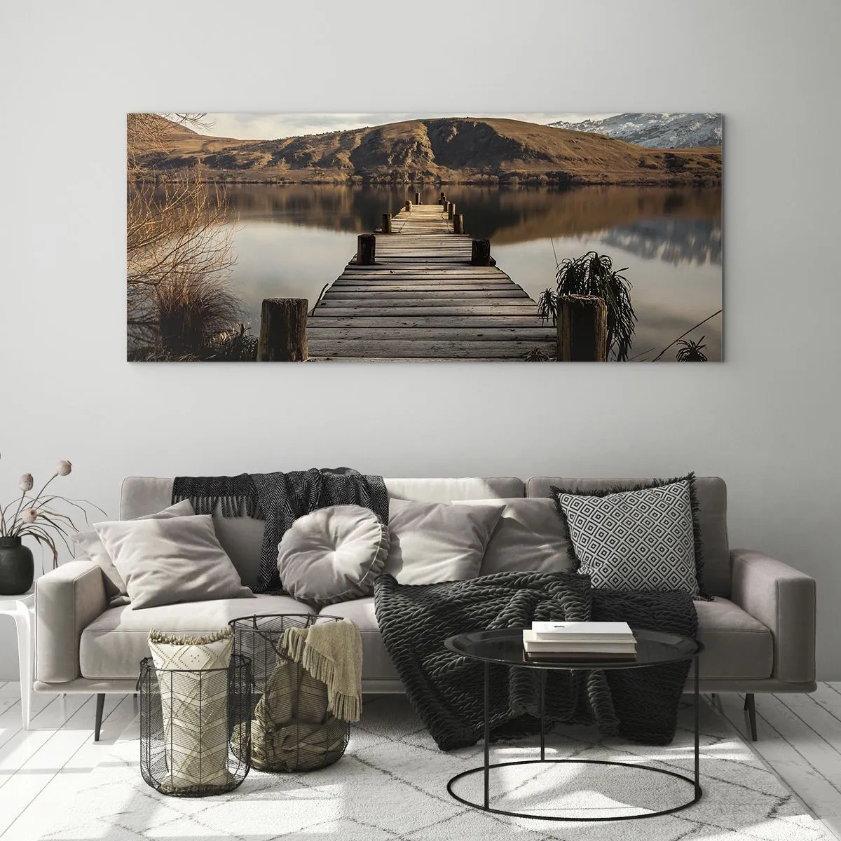 Cuadro sobre vidrio - Impresiones sobre Vidrio - Un muelle de madera sobre un lago rodeado de pintorescas colinas. - 120x50cm - Un paisaje en silencio - Decoración de pared moderna para salón y dormitorio ARTTOR