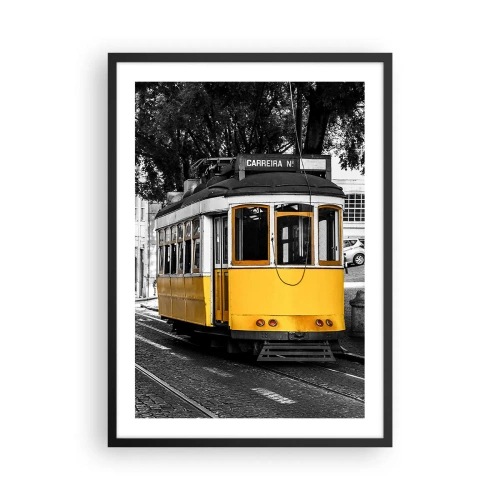 Póster en marco negro - Un tranvía amarillo sobre un fondo urbano en blanco y negro. - 50x70cm - Y un fado de fondo - Decoración de pared moderna para salón y dormitorio ARTTOR
