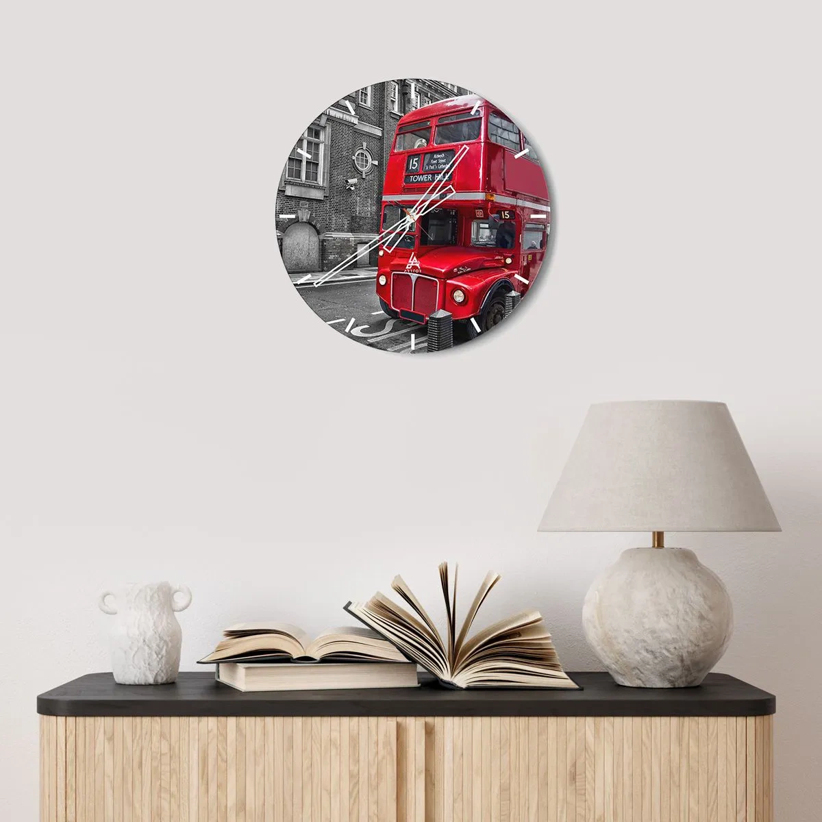Reloj de pared - Reloj de vidrio - Un autobús rojo de Londres con un fondo de edificios históricos - 30x30cm - El mismo de siempre - Decoración de pared moderna para salón, cocina y dormitorio ARTTOR