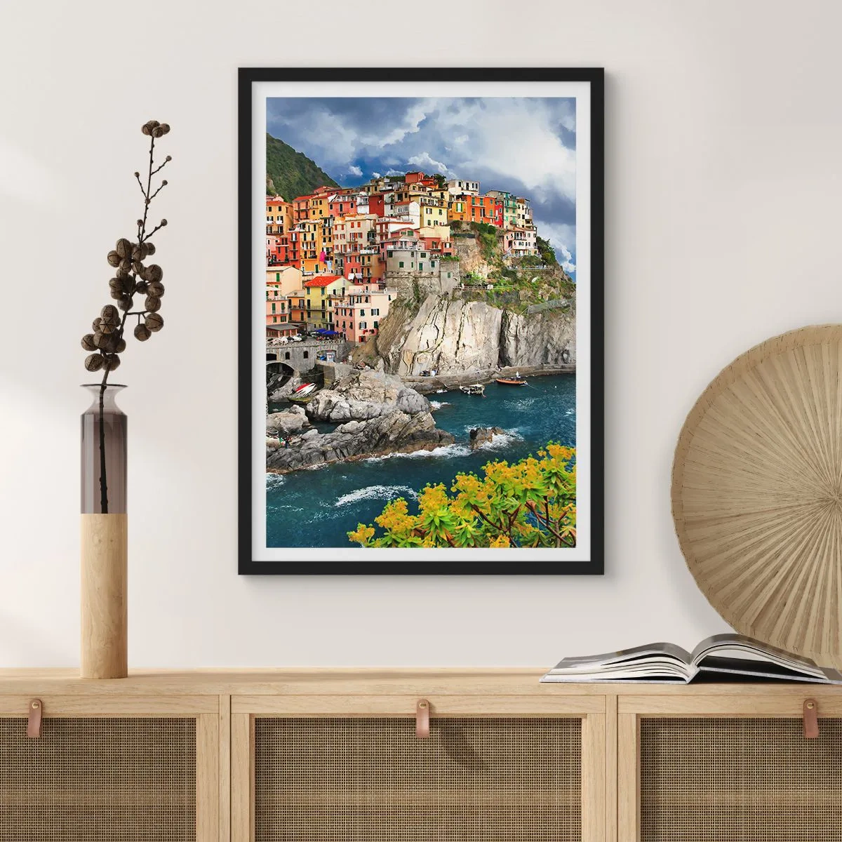 Póster en marco negro - Casas coloridas en las rocas junto al mar en un pueblo pintoresco - 50x70cm - En el acantilado - Decoración de pared moderna para salón y dormitorio ARTTOR