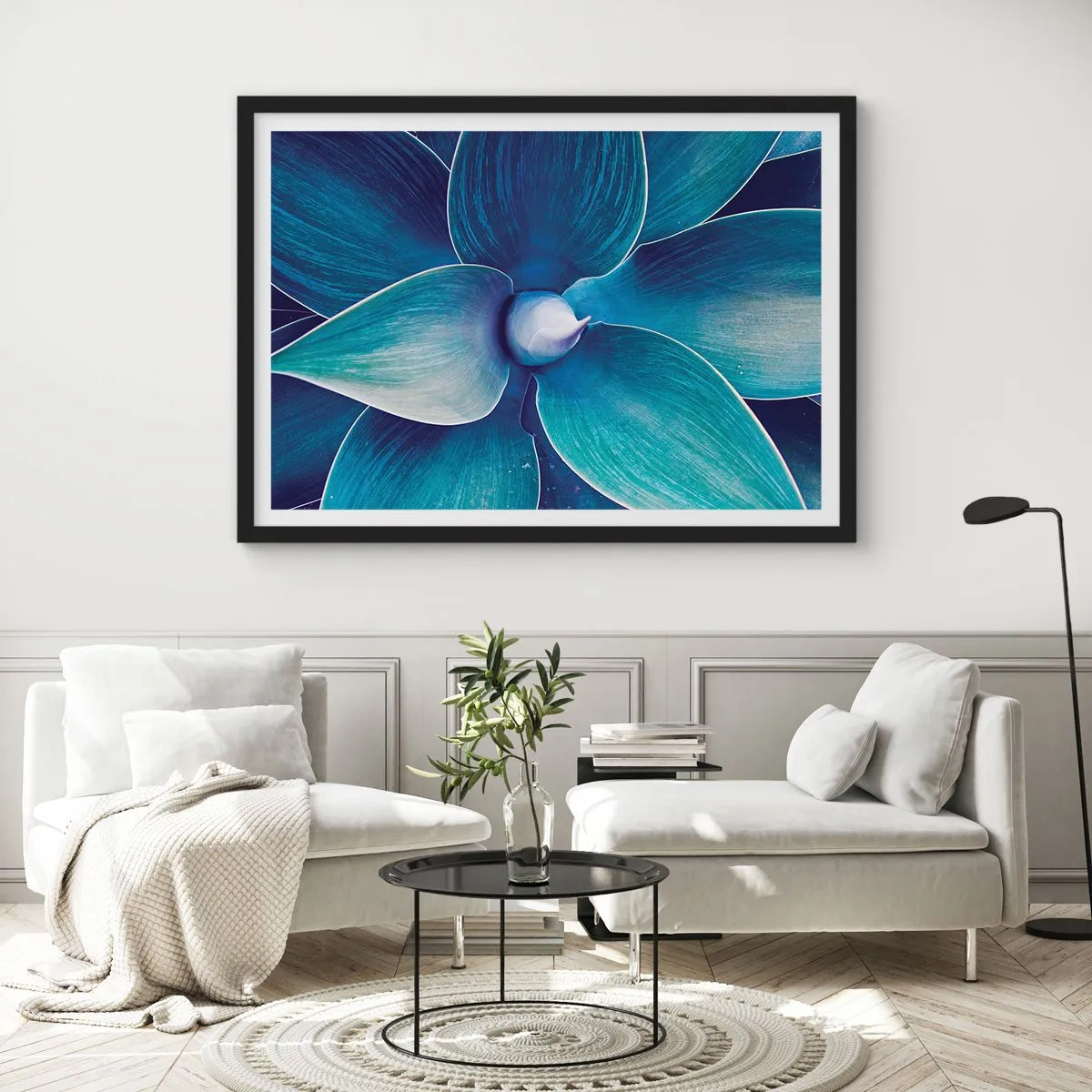 Póster en marco negro - Primer plano de una flor abstracta en tonos azules. - 70x50cm - Azul del cielo - Decoración de pared moderna para salón y dormitorio ARTTOR
