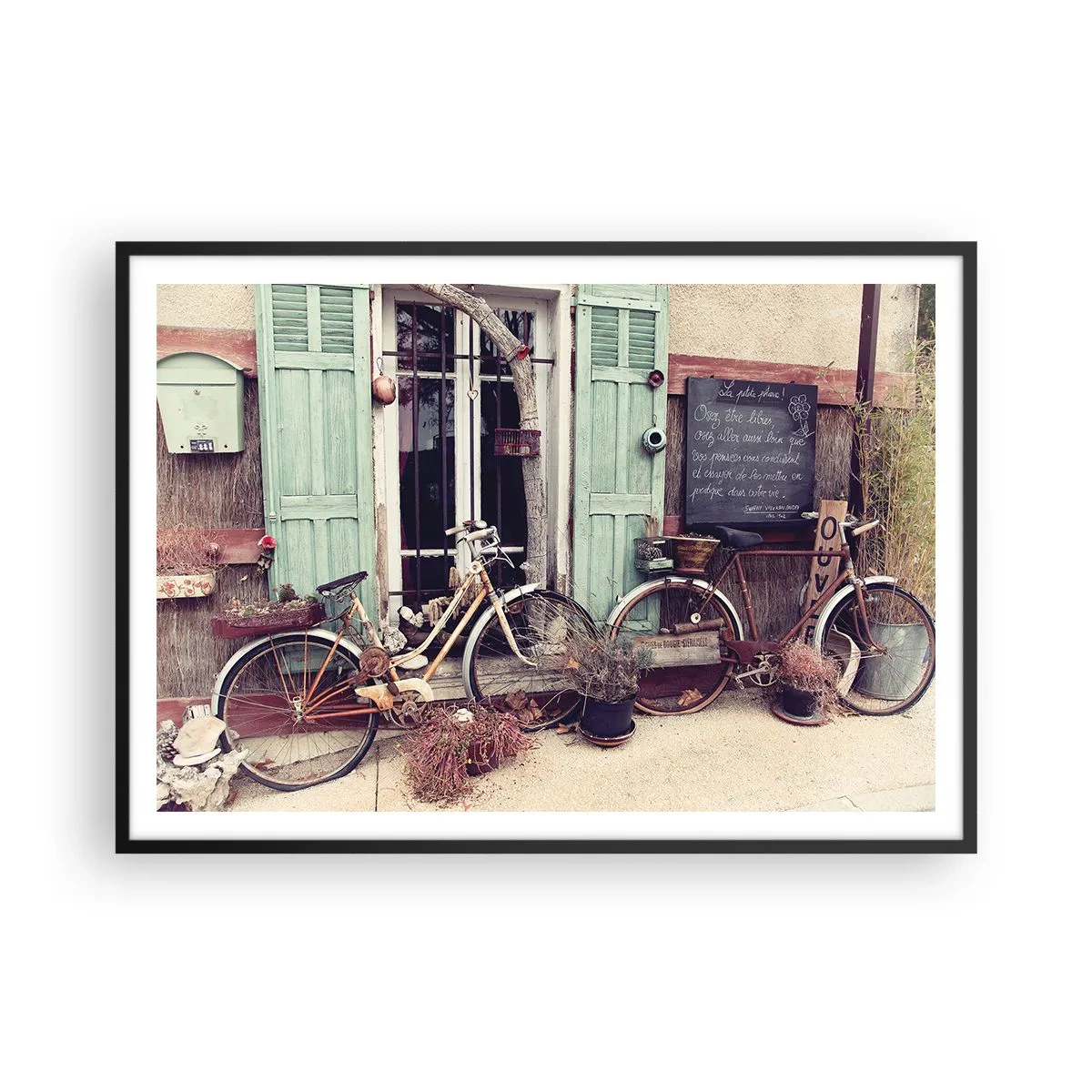 Póster en marco negro - Bicicletas antiguas frente a una puerta de madera con contraventanas en tonos pastel. - 100x70cm - La vida rural - Decoración de pared moderna para salón y dormitorio ARTTOR