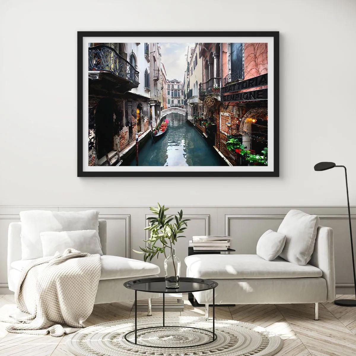 Póster en marco negro - Un canal en Venecia con una góndola y edificios históricos. - 100x70cm - Paisaje veneciano con góndola y puente - Decoración de pared moderna para salón y dormitorio ARTTOR