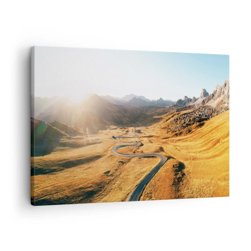 Cuadro sobre lienzo - Impresión de Imagen - Un camino sinuoso en las montañas iluminado por el sol poniente. - 70x50cm - En un valle dorado - Decoración de pared moderna para salón y dormitorio ARTTOR