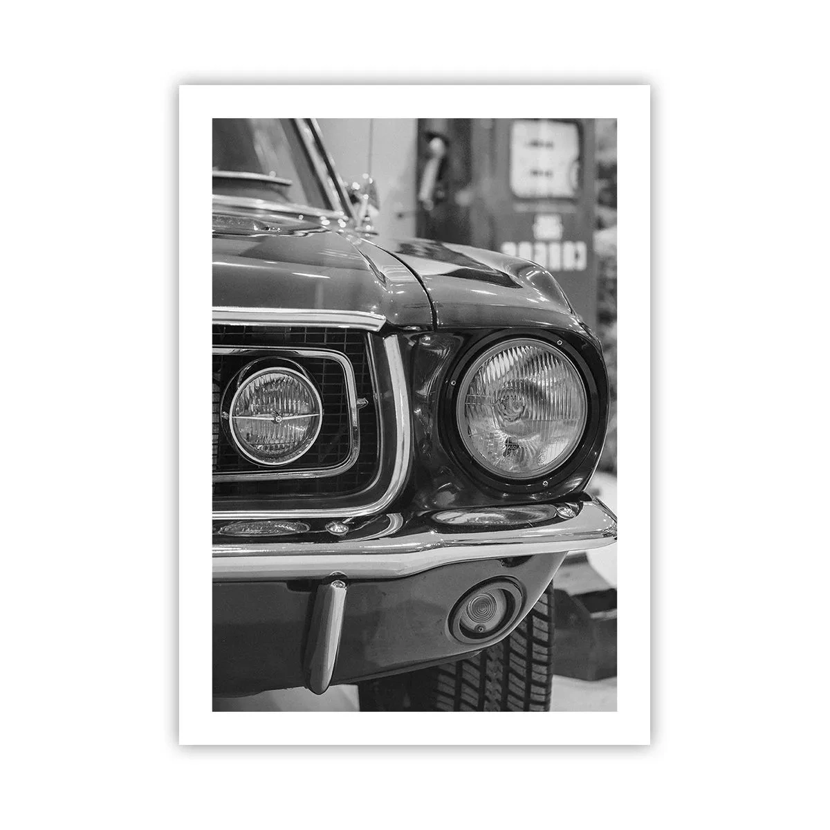 Póster - Primer plano en blanco y negro del frontal de un coche clásico. - 50x70cm - Paseo rudo - Decoración de pared moderna para salón y dormitorio ARTTOR