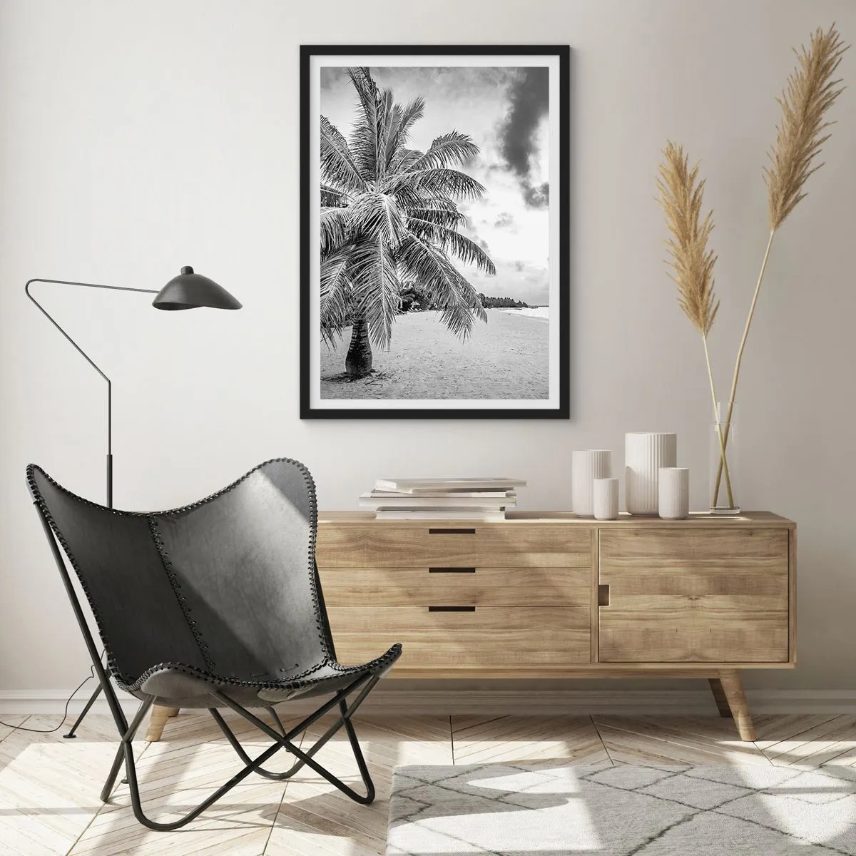 Póster en marco negro - Una palmera blanca y negra en una playa vacía bajo un cielo nublado. - 50x70cm - Anhelo de soledad.... - Decoración de pared moderna para salón y dormitorio ARTTOR
