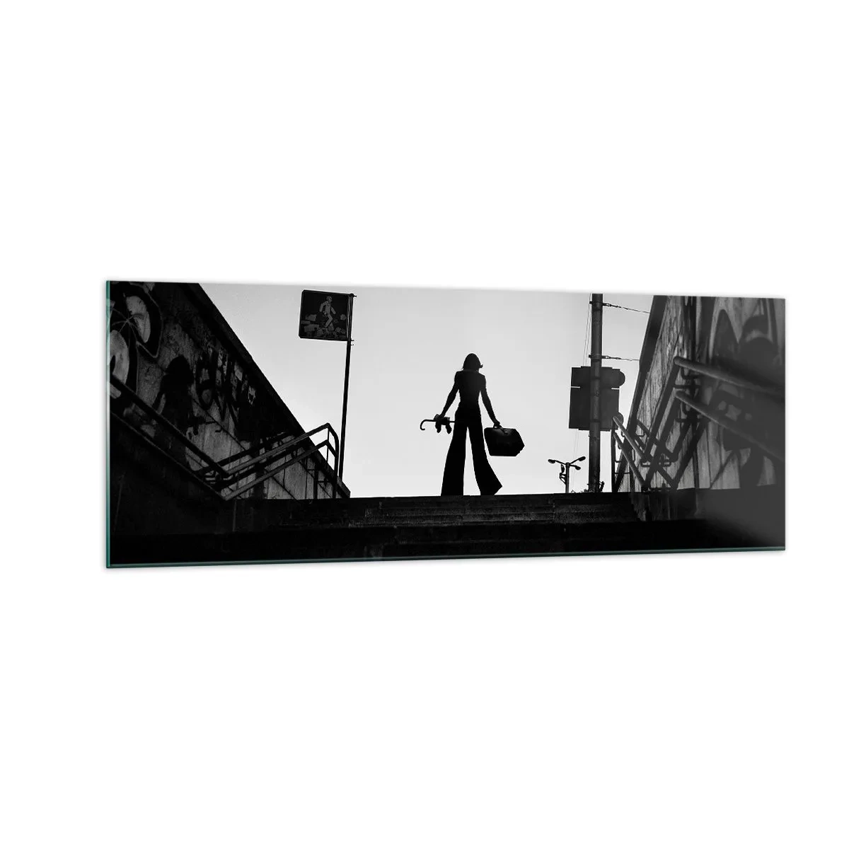 Cuadro sobre vidrio - Impresiones sobre Vidrio - Una figura de mujer en las escaleras en blanco y negro con una atmósfera dinámica. - 140x50cm - Paseo urbano - Decoración de pared moderna para salón y dormitorio ARTTOR