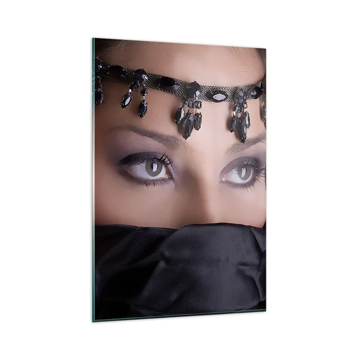 Cuadro sobre vidrio - Impresiones sobre Vidrio - Retrato de una mujer con joyas decorativas sobre un fondo negro. - 80x120cm - Tentador misterio oriental - Decoración de pared moderna para salón y dormitorio ARTTOR