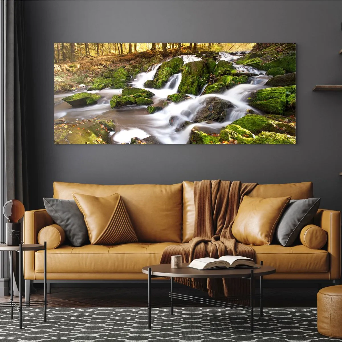 Cuadro sobre vidrio - Impresiones sobre Vidrio - Un paisaje boscoso con una cascada rodeada de musgo. - 140x50cm - Atravesando el bosque otoñal - Decoración de pared moderna para salón y dormitorio ARTTOR