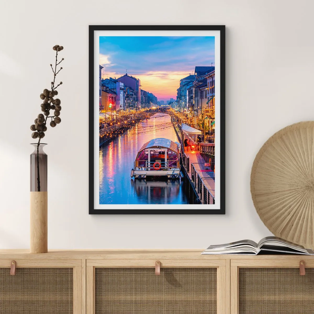 Póster en marco negro - Canal con barco e iluminación nocturna en una puesta de sol pastel - 50x70cm - Una noche de luz y diversión - Decoración de pared moderna para salón y dormitorio ARTTOR