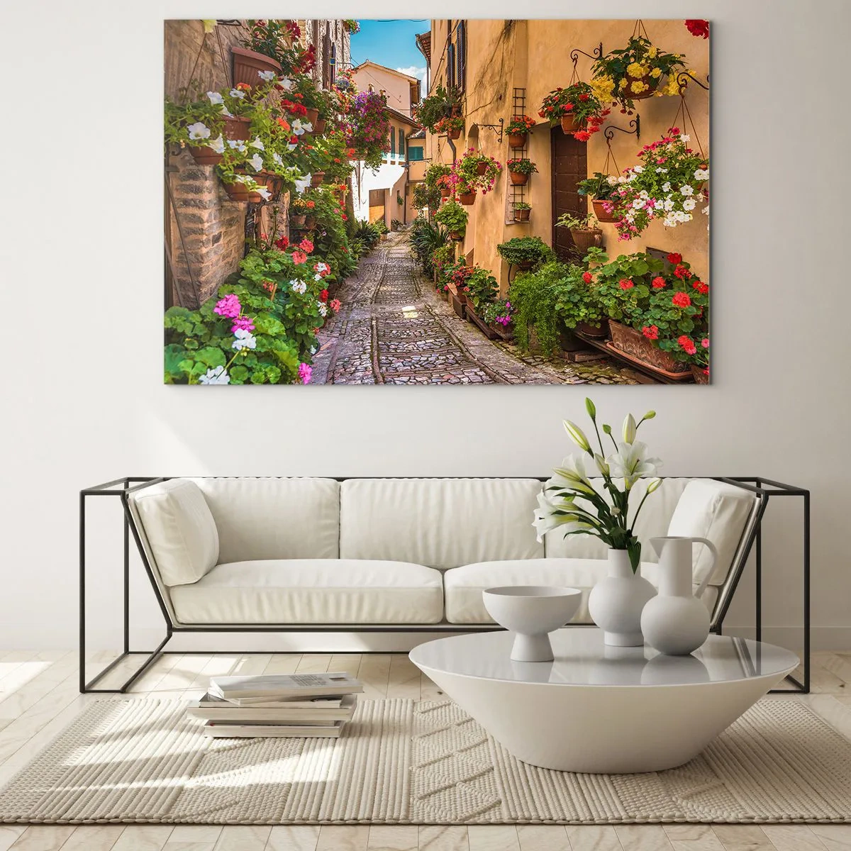 Cuadro sobre vidrio - Impresiones sobre Vidrio - Un encantador callejón italiano con flores en macetas y una calle adoquinada. - 70x50cm - Callejón italiano - Decoración de pared moderna para salón y dormitorio ARTTOR