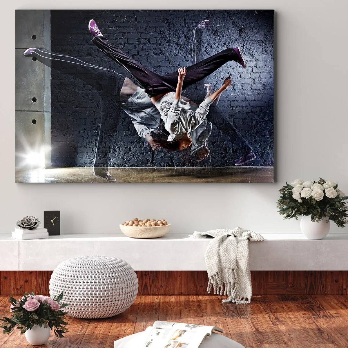 Cuadro sobre lienzo - Impresión de Imagen - Una bailarina en un salto dinámico contra una pared de ladrillos. - 70x50cm - Estrella de la calle - Decoración de pared moderna para salón y dormitorio ARTTOR