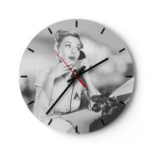 Reloj de pared - Reloj de vidrio - Mujer con un teléfono retro en una máquina de escribir - 30x30cm - ¿Diga?, estamos en los años 50. - Decoración de pared moderna para salón, cocina y dormitorio ARTTOR