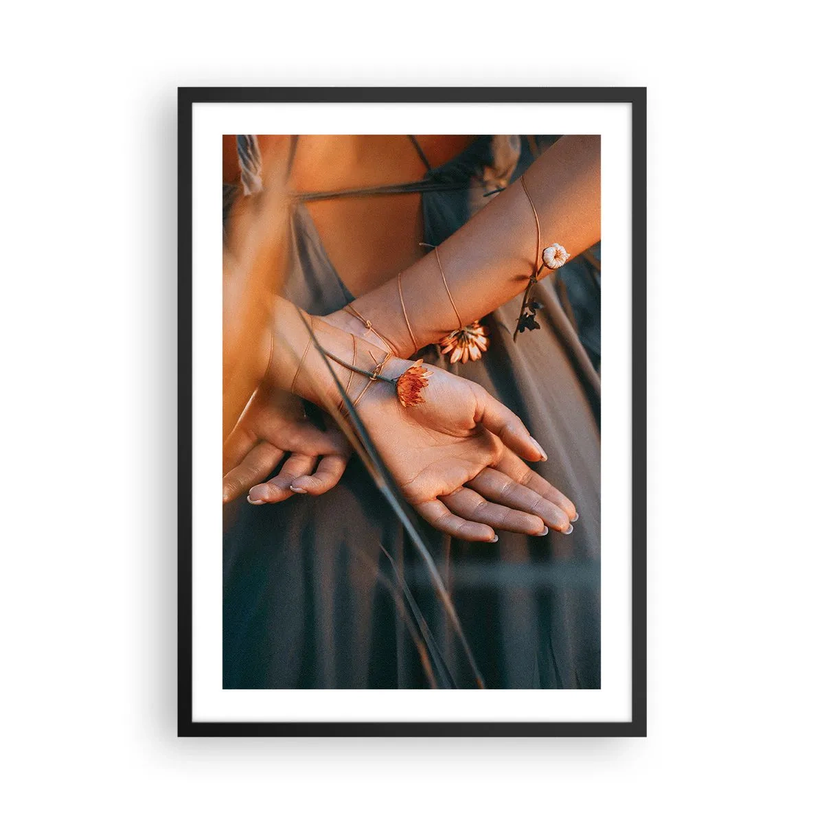 Póster en marco negro - Manos entrelazadas con delicadas flores en luz dorada. - 50x70cm - Conectada con la naturaleza - Decoración de pared moderna para salón y dormitorio ARTTOR