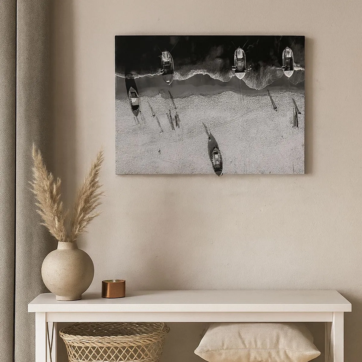 Cuadro sobre lienzo - Impresión de Imagen - Vista aérea en blanco y negro de barcos en la playa. - 70x50cm - Aún en la orilla... - Decoración de pared moderna para salón y dormitorio ARTTOR