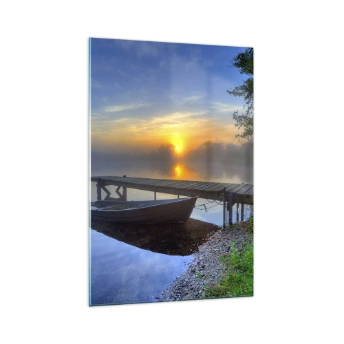 Cuadro sobre vidrio - Impresiones sobre Vidrio - Un embarcadero junto al lago al amanecer con un barco en la orilla. - 70x100cm - Cómo lo ordinario se convierte en mágico - Decoración de pared moderna para salón y dormitorio ARTTOR