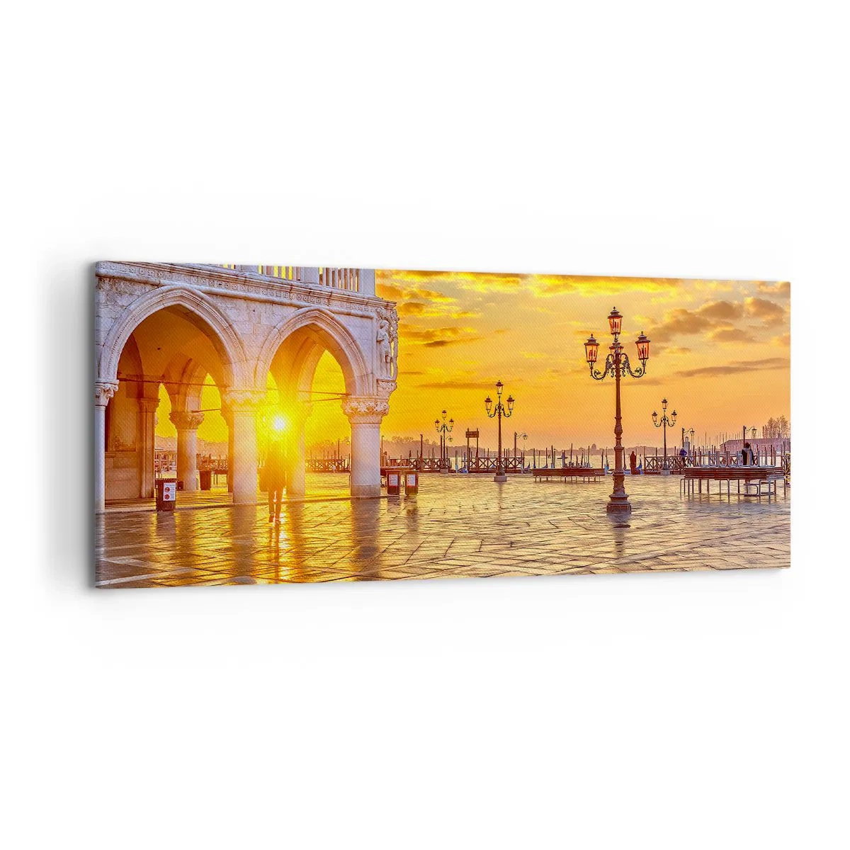 Cuadro sobre lienzo - Impresión de Imagen - Atardecer dorado en la plaza de la ciudad con arcadas y farolas - 120x50cm - ¿Dónde están todos? - Decoración de pared moderna para salón y dormitorio ARTTOR